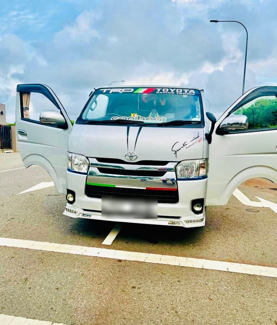 Goko Taxi Toyota van
